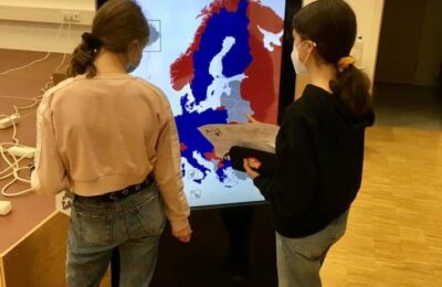 „Europify-Philo-Screen“: Interaktives ‘Europa’ Lern-& Lehr-Tool  auf Tour durch Österreichs Schulen.