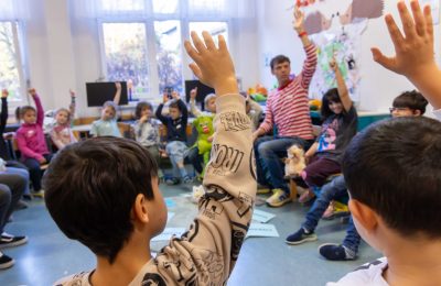 „Starke Schule, starke Gesellschaft“ (2025/26). Unsere bewährten Demokratie-Workshops für alle gehen weiter!